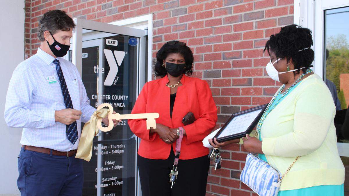 Mayor Wanda Stringfellow and city administrator Stephanie Jackson receive a symbolic key to the building.