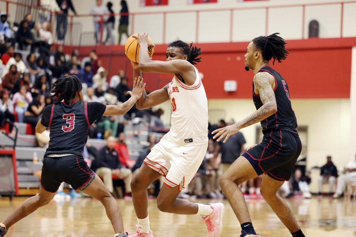 South Pointe’s Tre Raymon, middle, looks for an opening against  Rock Hill’s Kyriq Dickens (3) and Zacarious McKinney (5).