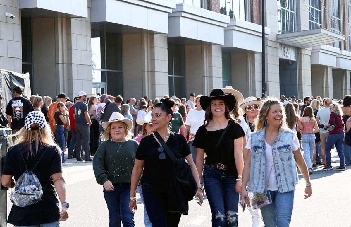 Charlotte’s growth rate continues to surge, new census data show, and it is on pace to top 1 million residents by 2028.