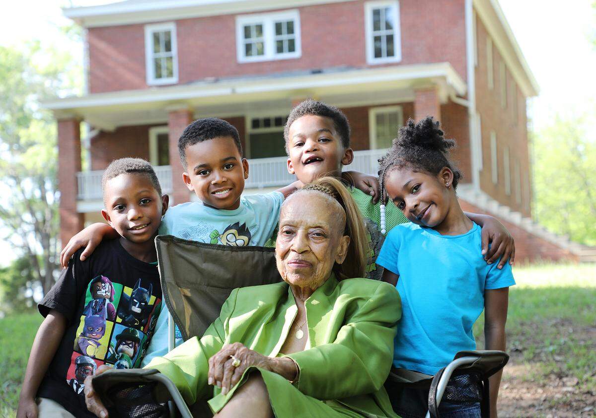 Vivian Ayers Allen visits with children earlier this month who attended the 2017 “Workshops in Open Fields” preschool literacy program at the Brainerd Institue in Chester.