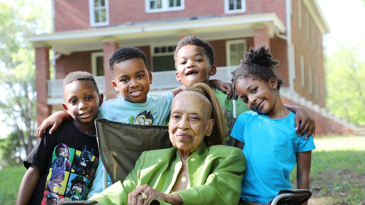 Vivian Ayers Allen visits with children earlier this month who attended the 2017 “Workshops in Open Fields” preschool literacy program at the Brainerd Institue in Chester.