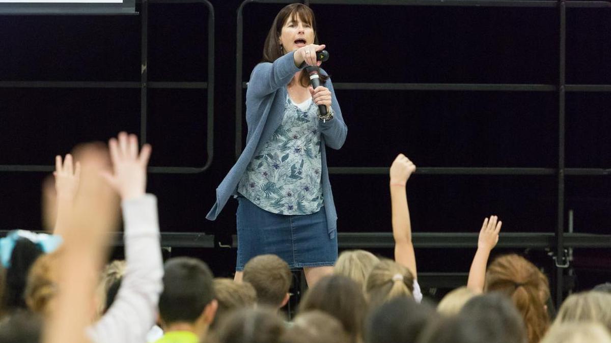 “Lemonade War” author Jacqueline Davies asks students a question during a visit to Riverview Elementary School Friday.