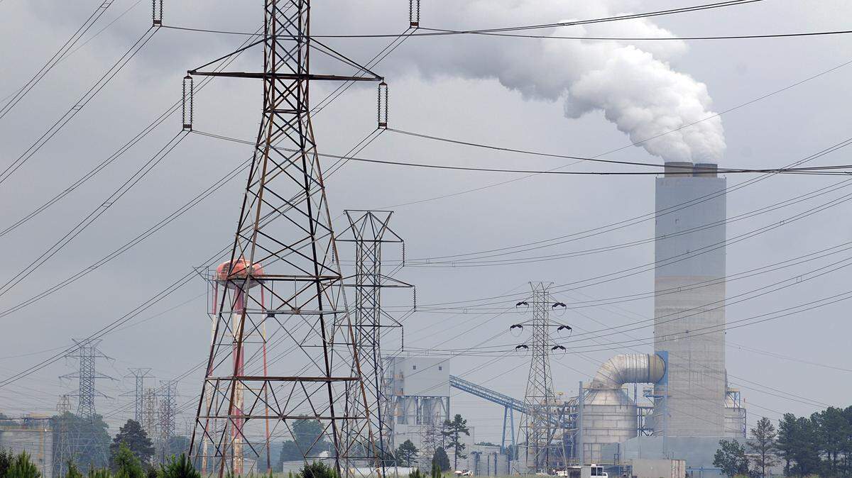 An analysis conducted by the Environmental Defense Fund projects North Carolina will miss its greenhouse gas emissions targets set for 2025 and 2030 without further action. This file photo shows Duke Energy’s Allen Steam Station, a coal-burning power plant in Gaston County.