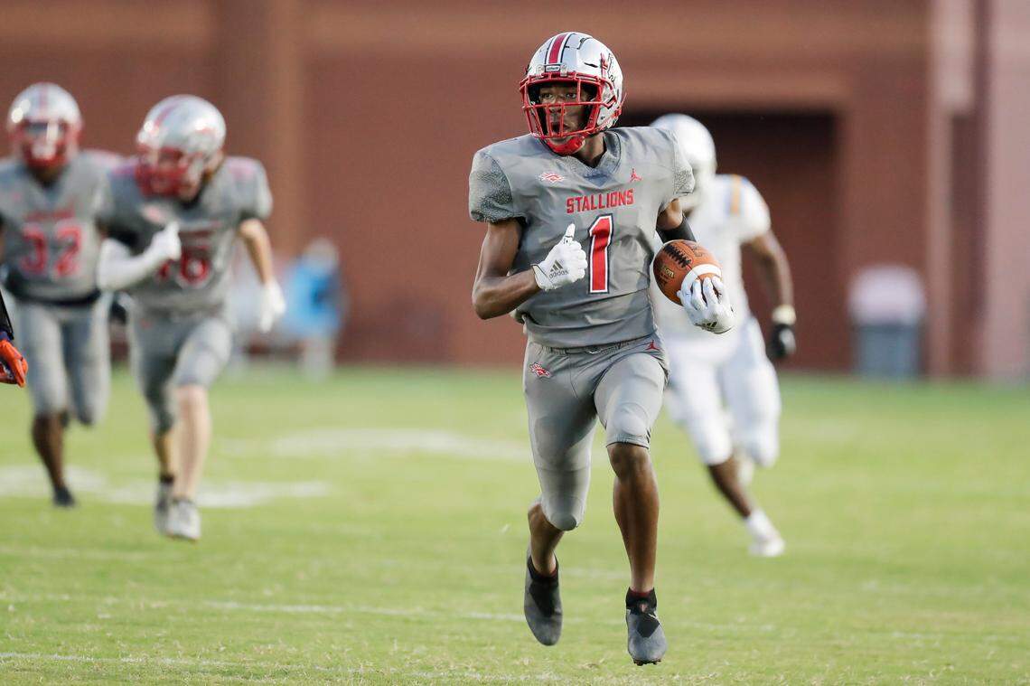 South Pointe’s (1) Waymond Jenerette carries for an early Stallions touchdown as the South Pointe Stallions host the South Florence Bruins in Friday night football action, 9-17-2021.