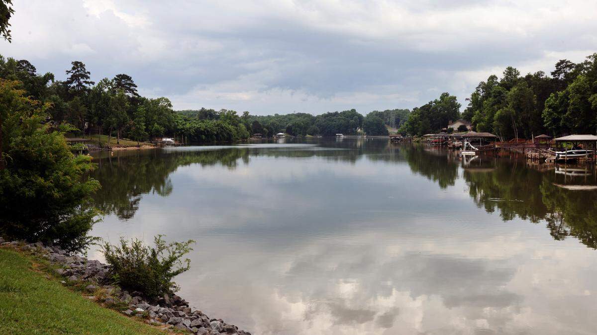 A teen swimmer drowned on the South Carolina side of Lake Wylie on Monday afternoon.