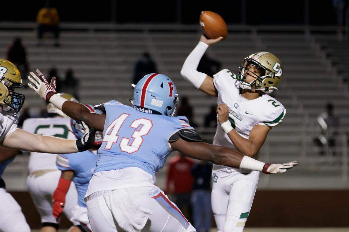 Catawba Ridge quarterback #2 Jadyn Davis throws a pass as AC Flora hosts Catawba Ridge in a semifinal matchup of the 2020 SCHSL Football State Championships. 11-27-2020.