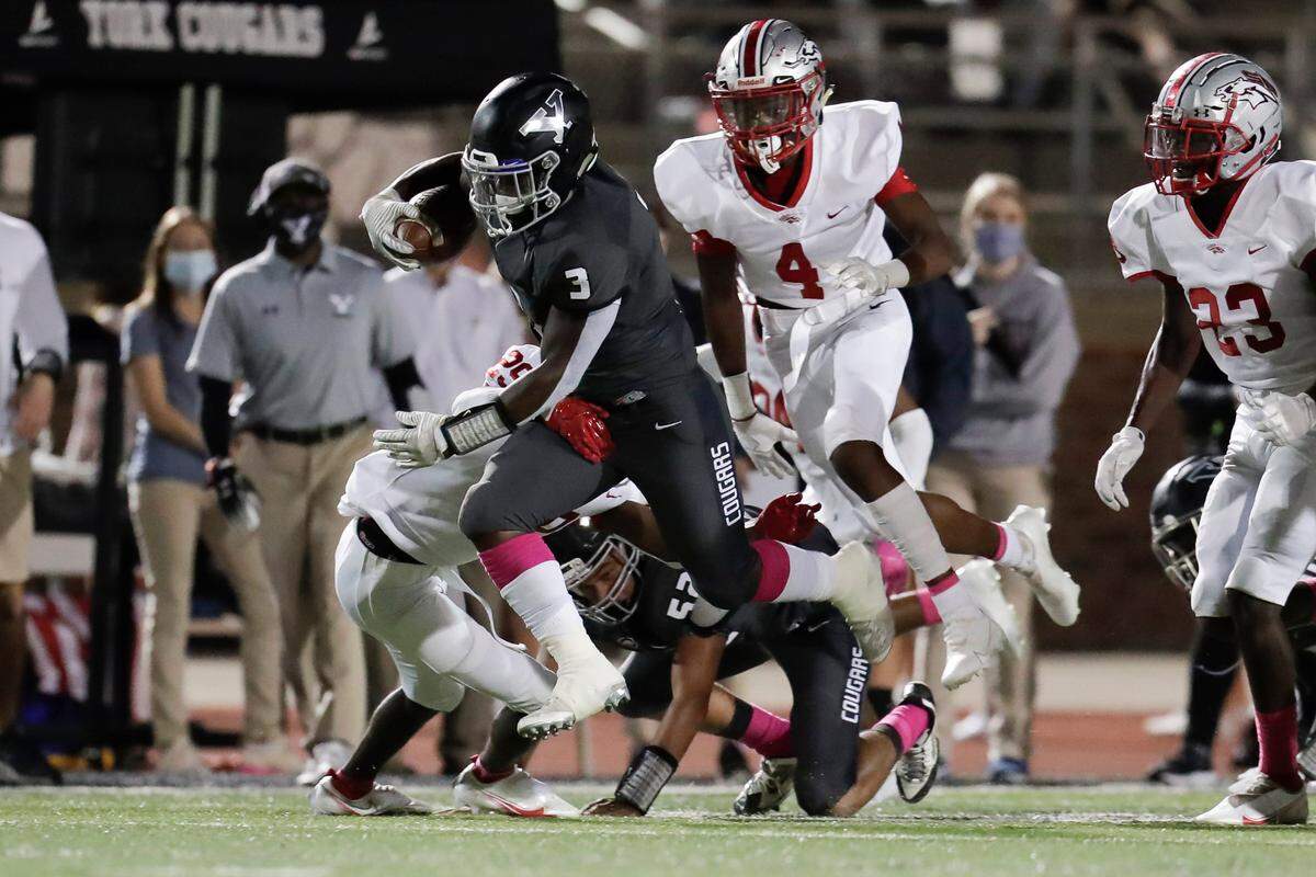 York’s #3 Frank Thompson Jr. breaks down the sideline in first half play as the York Cougars host the South Point Stallions in conference play Friday night, 10-23-2020.