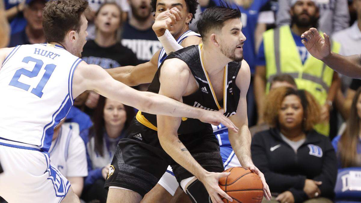 Duke’s Matthew Hurt (21) defends Winthrop’s Chandler Vaudrin (52) during the first half of Duke’s game against Winthrop at Cameron Indoor Stadium in Durham, N.C., Friday, November 29, 2019.