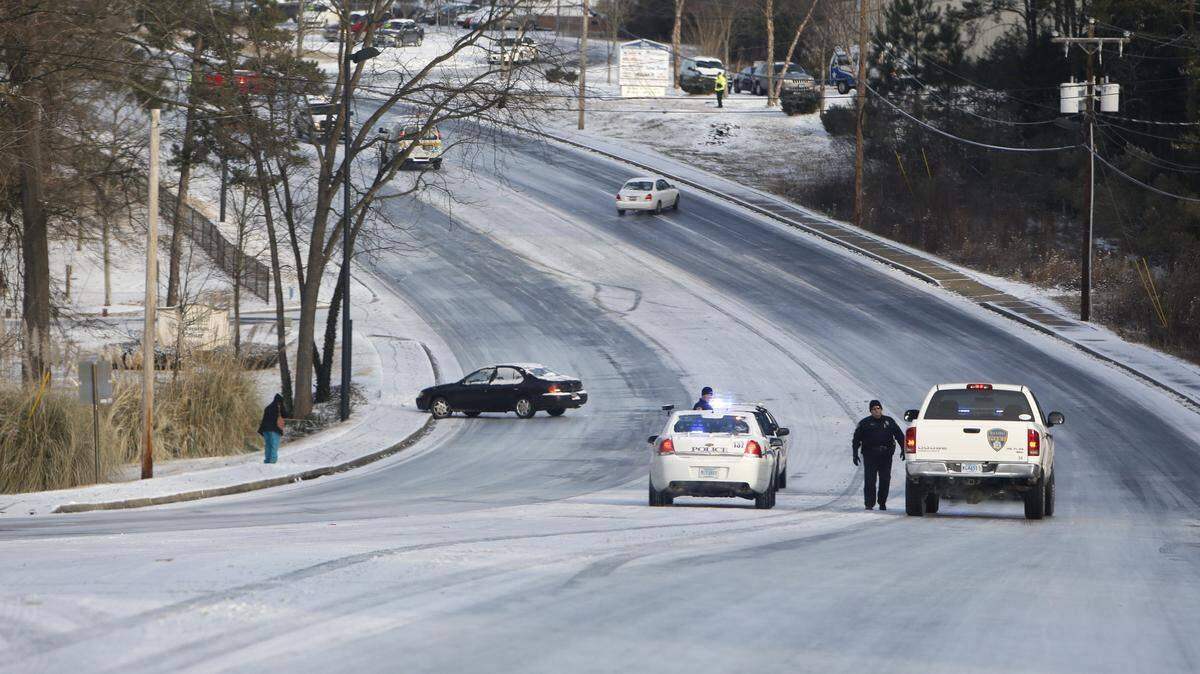 Weather experts are predicting a mix of snow and ice this weekend. The region has a mix of drivers with varying skills in such conditions. The best strategy is to stay off the roads