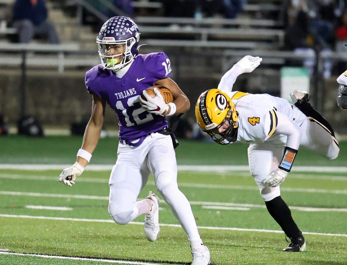 Northwestern’s Jonathan Spurgeon leaves behind Greenwood’s Bryce Seaborn Friday in Rock Hill, S.C.