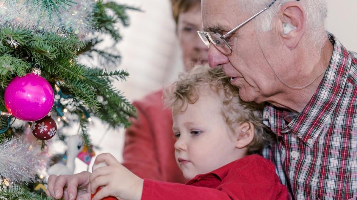 Holidays with elderly relatives who are in an assisted living facility can present challenges, but the rewards are plentiful, whether you celebrate in their home or yours.