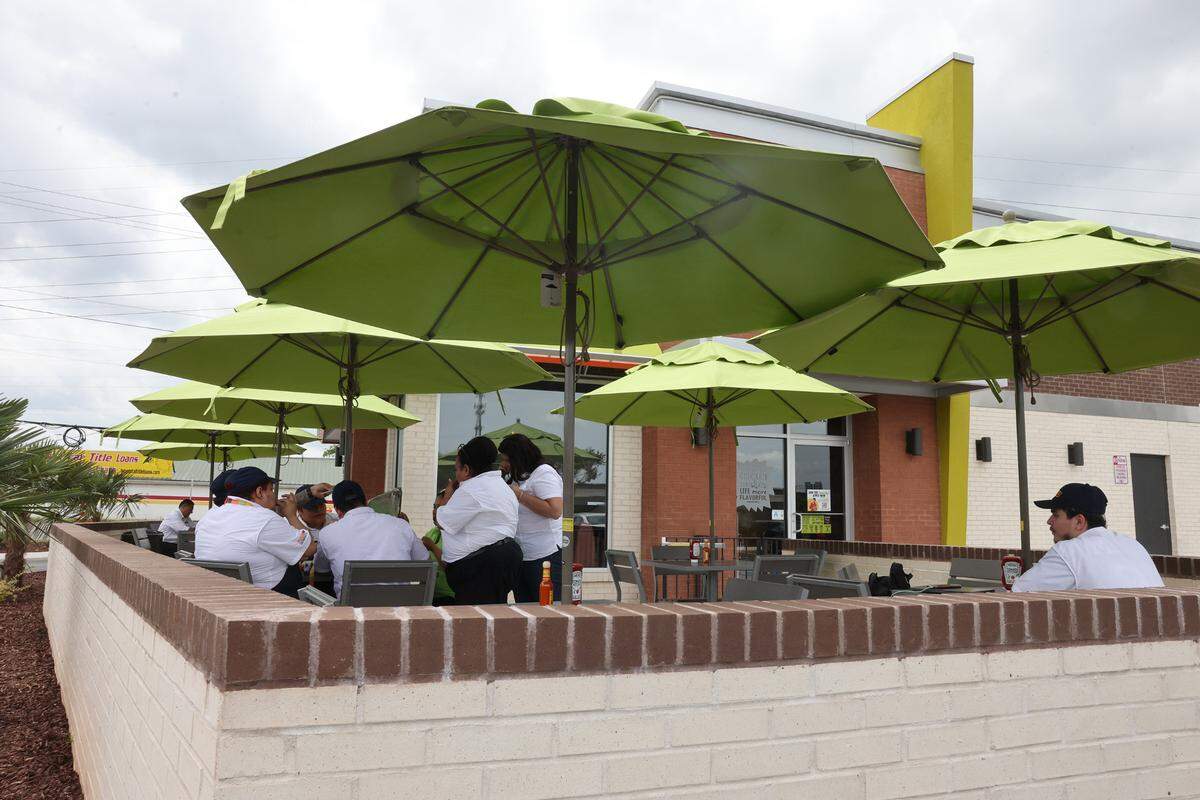 Diners at Pollo Campero in Rock Hill can sit on the restaurant’s patio. The eatery serves a variety of chicken dishes.