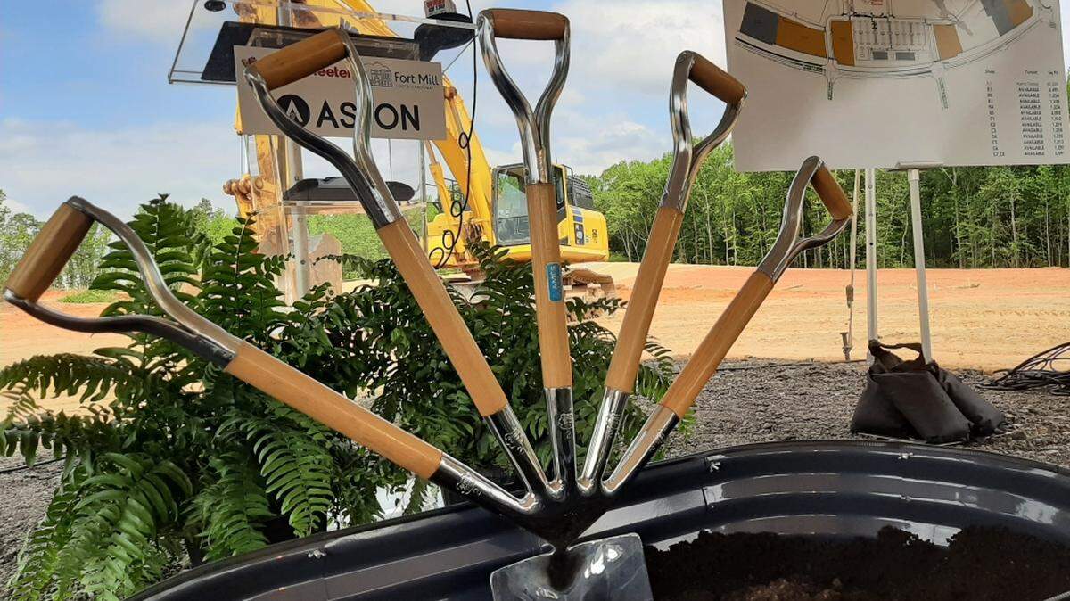 A groundbreaking in Fort Mill this spring led to construction at Catawba Ridge Market. That shopping center, plus another in Lake Wylie, will be anchored by new Harris Teeter grocery stores. Tenants in Fort Mill include Chick-fil-A, McDonald’s and Fifth Third Bank.