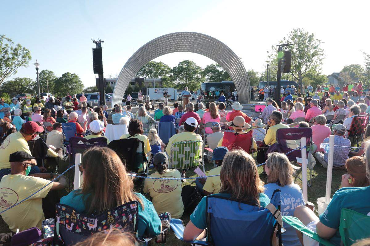Thousands gather at Fountain Park in Rock Hill on Sunday to remember Robert and Barbara Lesslie, their grandchildren Adah and Noah; Robert Shook and James Lewis of North Carolina.