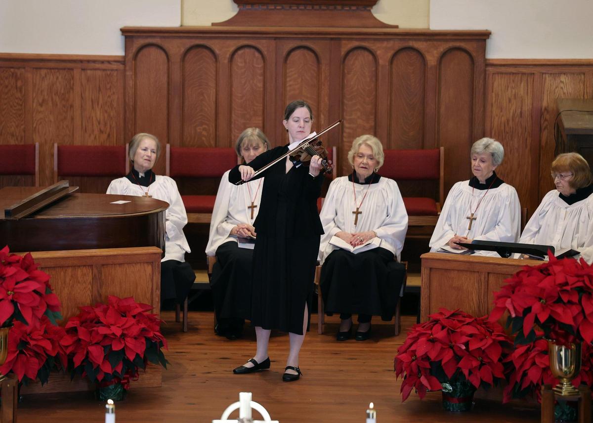 Sarah Spratt plays the violin at her father’s funeral Wednesday at First Presbyterian Church in York.