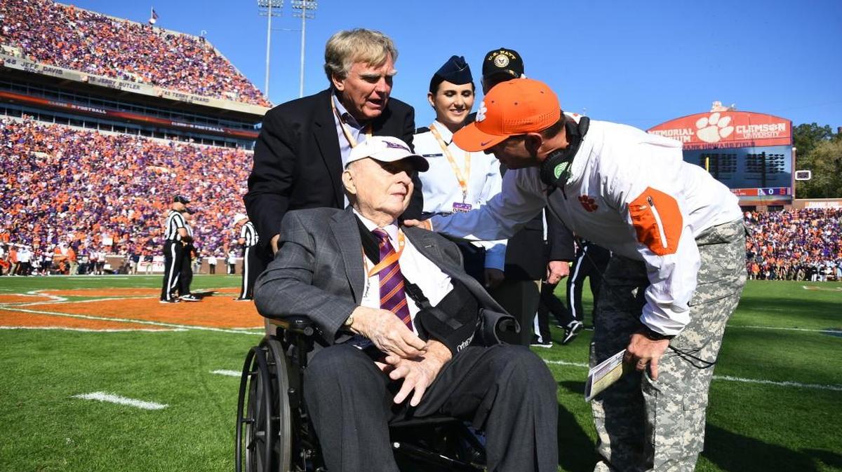 War hero Herman Knight, seated, shown here chatting with Clemson Coach Dabo Sweeney. Standing in the back are Jimmy Wallace and Knight’s granddaughter Carlie Cauthen.