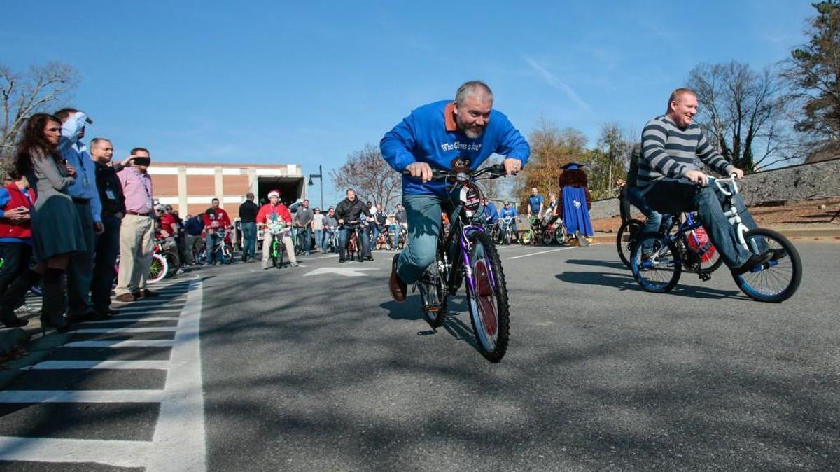 Ronnie Collins takes the lead over Adam Parham during his heat at the Williams and Fudge annual bicycle race Thursday.
