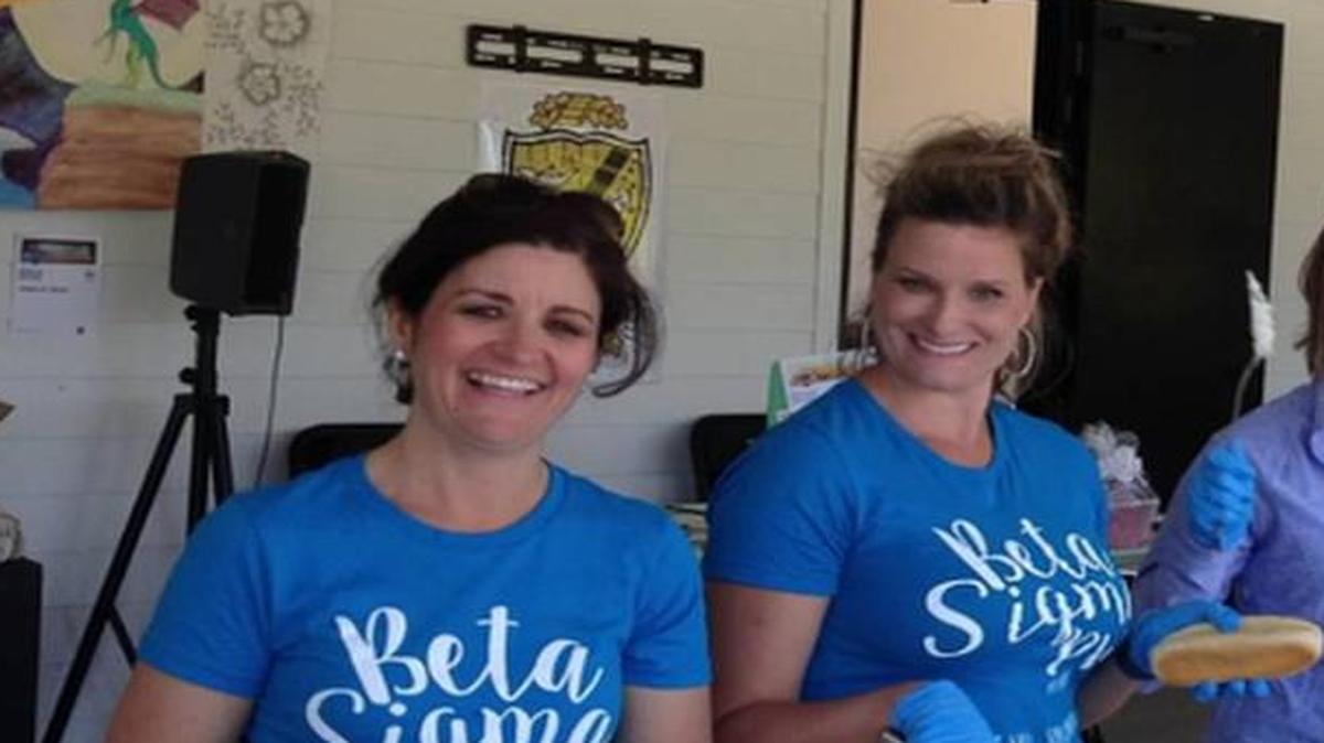 
BSP Members Debbie Parker, Liz McBride, Nancy Lapointe, and Jennifer Jameson serve up the after-tournament lunch. The group’s event raised more than $14,500 for the Foundation for Fort Mill Schools' Innovative Classroom Projects Program.
