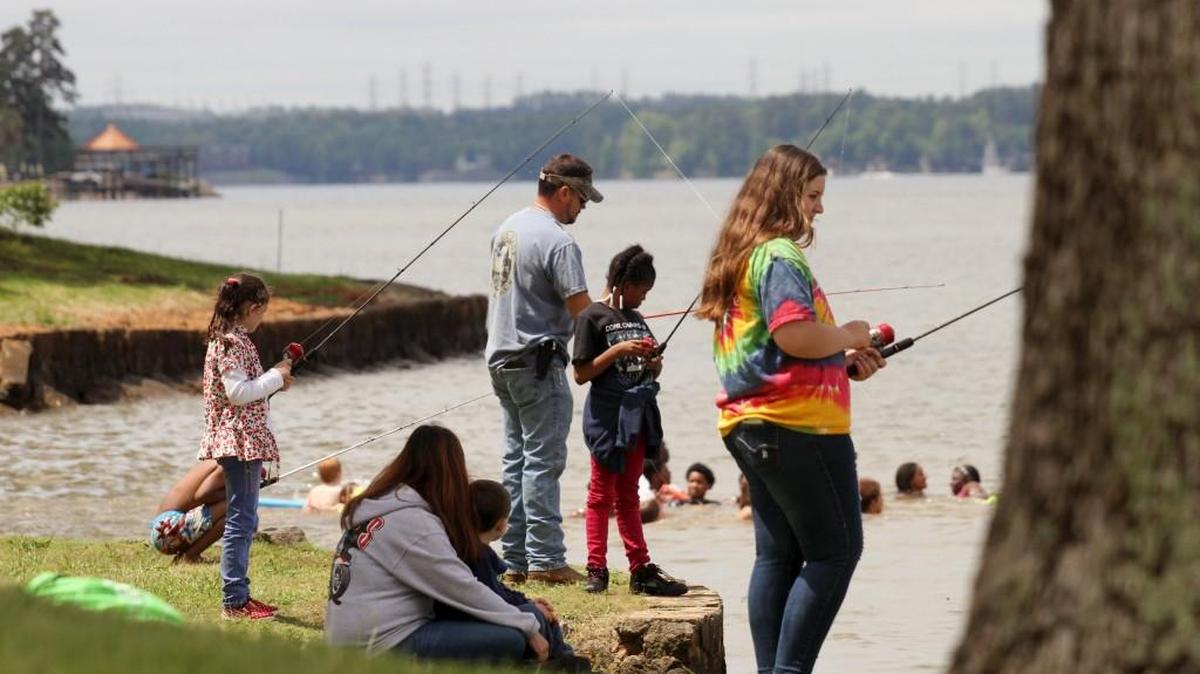 Children and adults fish at last year’s Children's Outing on Lake Wylie held by the Charlotte Power Squadron. The U.S. Environmental Protection Agency and U.S. Food and Drug Administration issued advice Wednesday aimed at helping pregnant women, breastfeeding mothers, parents of young children and others decide which fish and how much are best to eat.