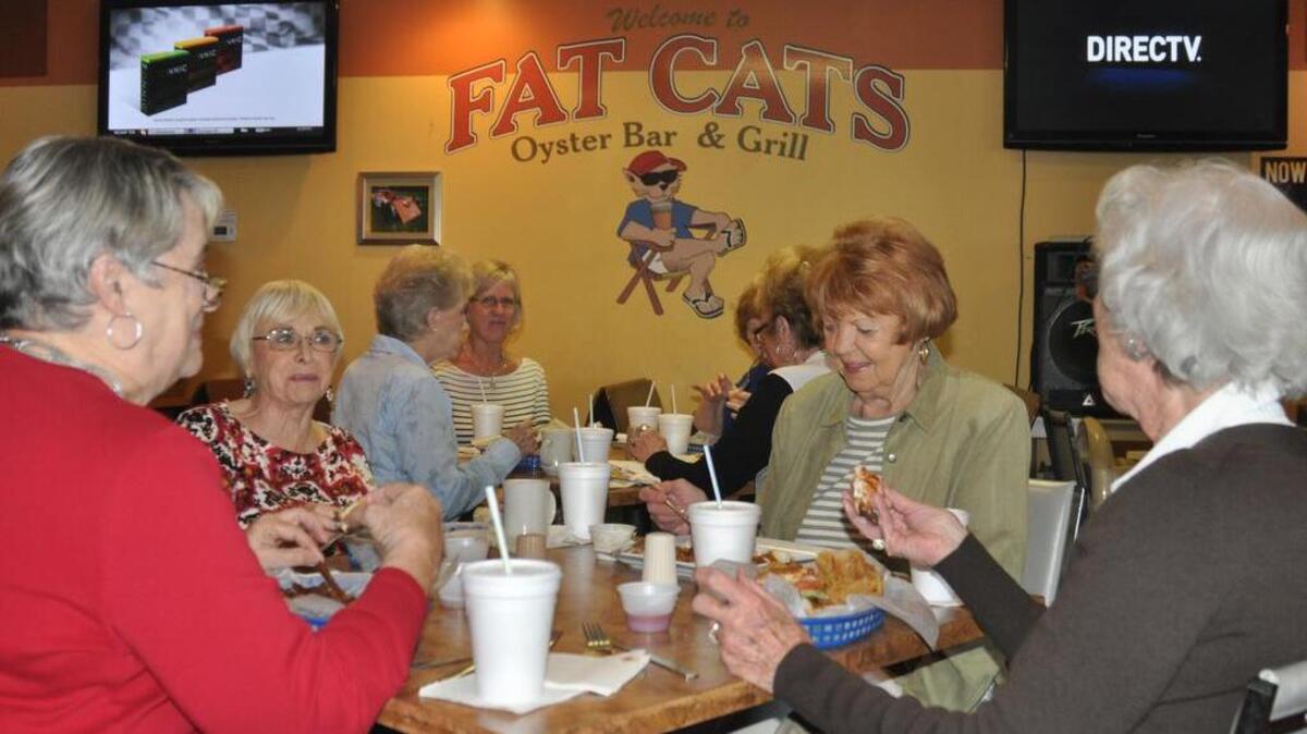 
Diners share a meal at Fat Cats in Lake Wylie, which will reopen later this month as Fini’z Oyster Bar & Grill.
