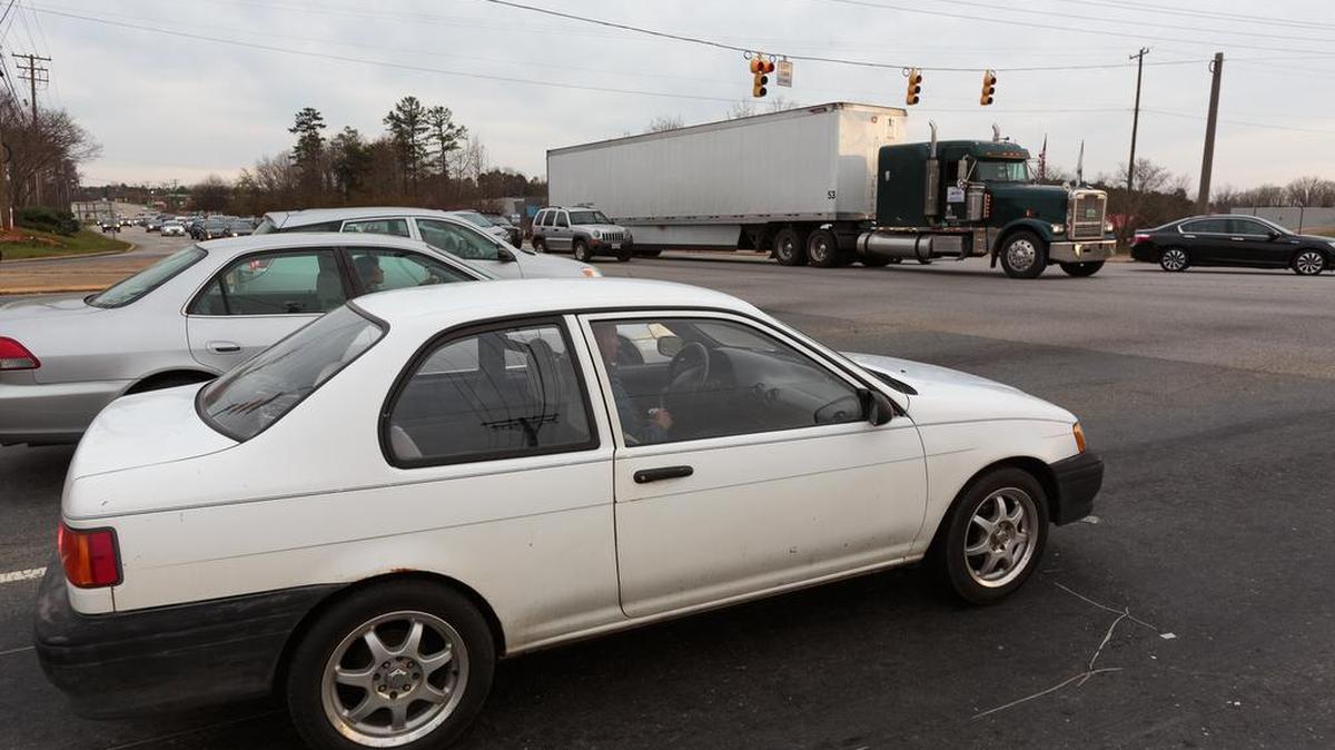 Traffic starts to back up early in the afternoon at the intersection of S.C. 49 and 274 in Lake Wylie Tuesday.