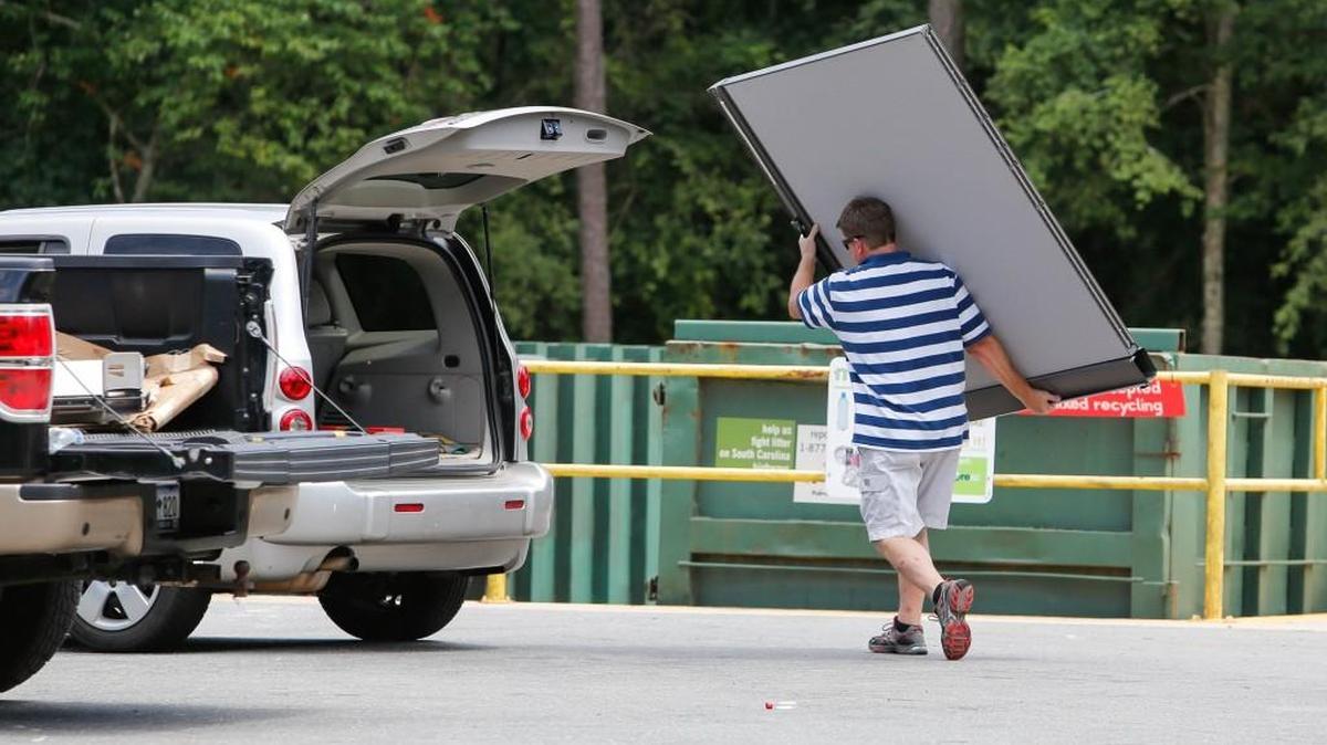 Council voted unanimously to push back the annexation and development agreement dates for the Carolinas HealthCare System property where the Fort Mill East Collection and Recycling Center has been operating. The facility is scheduled to close.