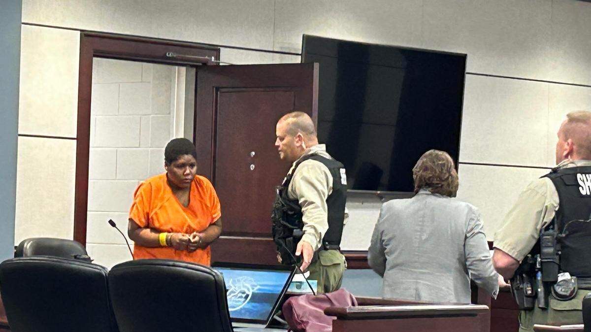Laquita Henderson, 33, left, in York County criminal court on Jan. 18, 2024. Henderson was sentenced to 25 years in prison in the arson death of her 9-month old daughter in Rock Hill, South Carolina in 2021.