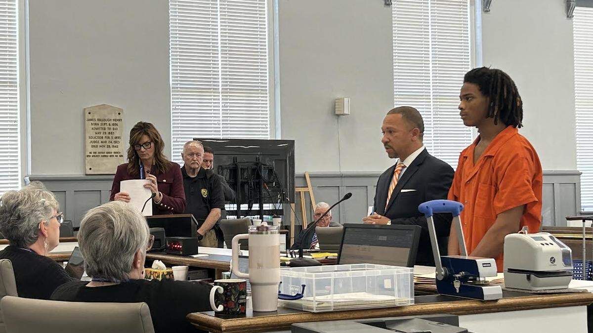 D’arrius Tyrese Edwards, right, in Chester County, South Carolina, court for a bail hearing on Jan. 12, 2026, next to his lawyer, Derrick Mobley. Prosecutor Candice Lively is at left. Edwards is charged with kidnapping and other charges, accused of breaking into a school on Oct. 31, 2025, and taking a 3-year-old child before police arrested him.