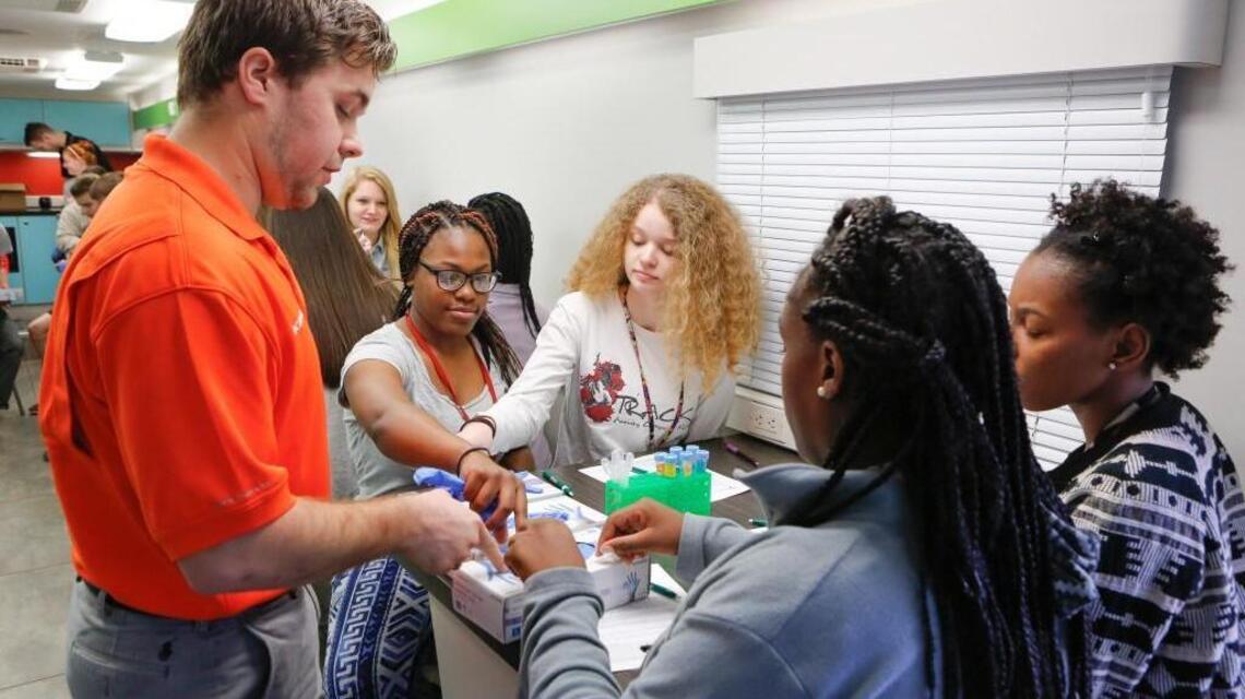 South Pointe students study cancer risk from DNA in mobile science lab ...