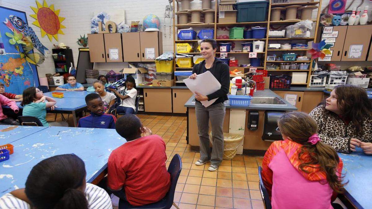 Northside Elementary School art teacher Kelli Passmore conducts class in a   room that was  the   kitchen for the school's first cafeteria. The current cafeteria is full from 10:30 a.m., when the first round of students have to eat lunch, until after 1 p.m.