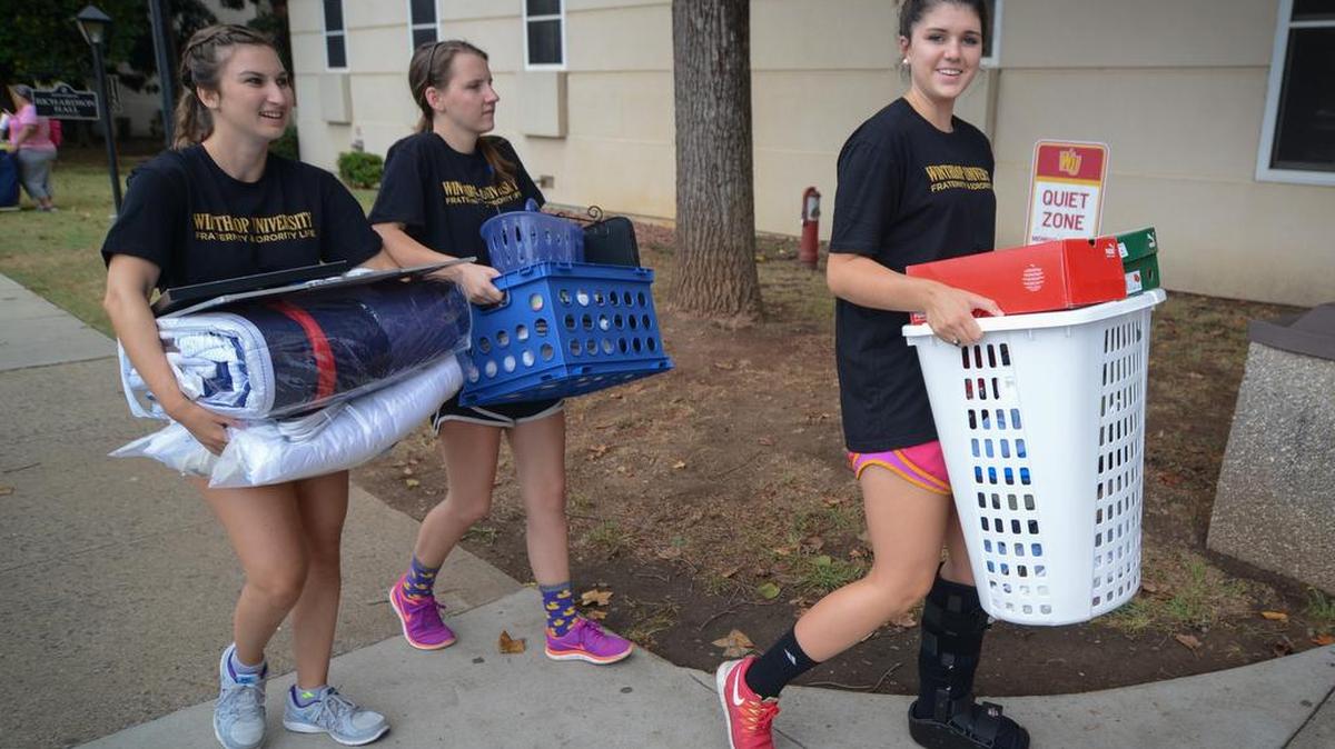Zeta Tau Alpha sorority members Holly Foscolos, left, Dallas Davenport, center, and Sarah Charlton help move a freshman into Richardson Hall Friday morning.