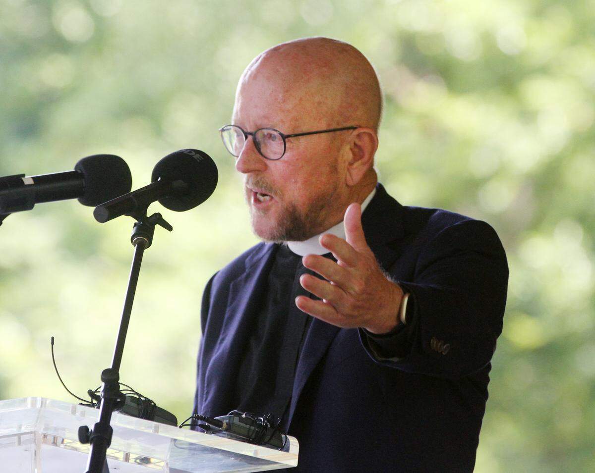 Buck Close, son of Anne Springs Close, officiates at her memorial service Sunday in Fort Mill.