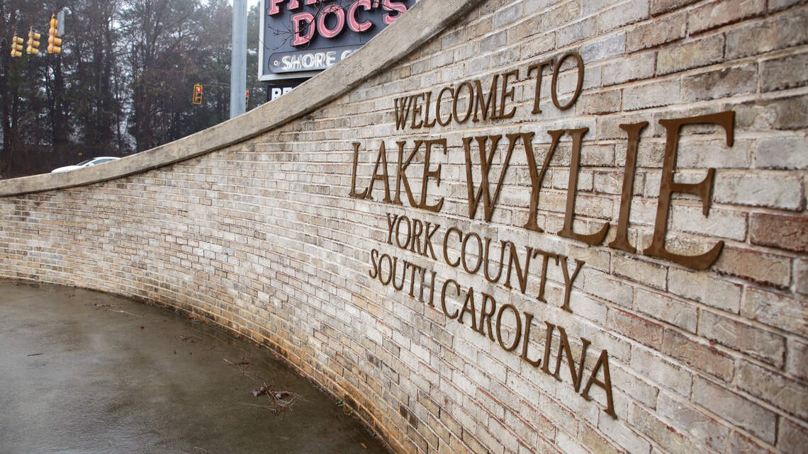 A sign welcomes drivers to Lake Wylie, S.C. near Papa Doc’s Restaurant. A new pizza restaurant is coming to Lake Wylie early next year. A sign welcomes drivers to Lake Wylie, S.C. near Papa Doc’s Restaurant. A new pizza restaurant is coming to Lake Wylie early next year.