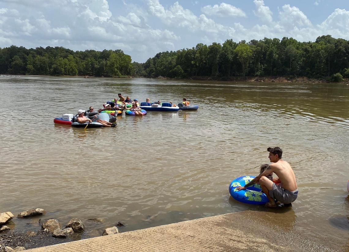 A crowd gathers at the Lake Wylie Dam.