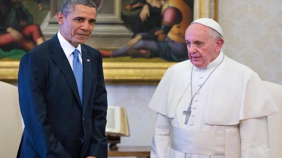 
In this photo taken March 27, 2014, President Barack Obama meets with Pope Francis at the Vatican. When Pope Francis arrives in the United States, he will get an airport welcome that few world leaders have ever received: a plane-side greeting from President Barack Obama and his wife, Michelle. The extraordinary gesture on Sept. 22 is just the beginning of the pomp and protocol that will be on display as Washington welcomes the popular leader of the world’s 1.2 billion Roman Catholics and the head of Vatican City. 
