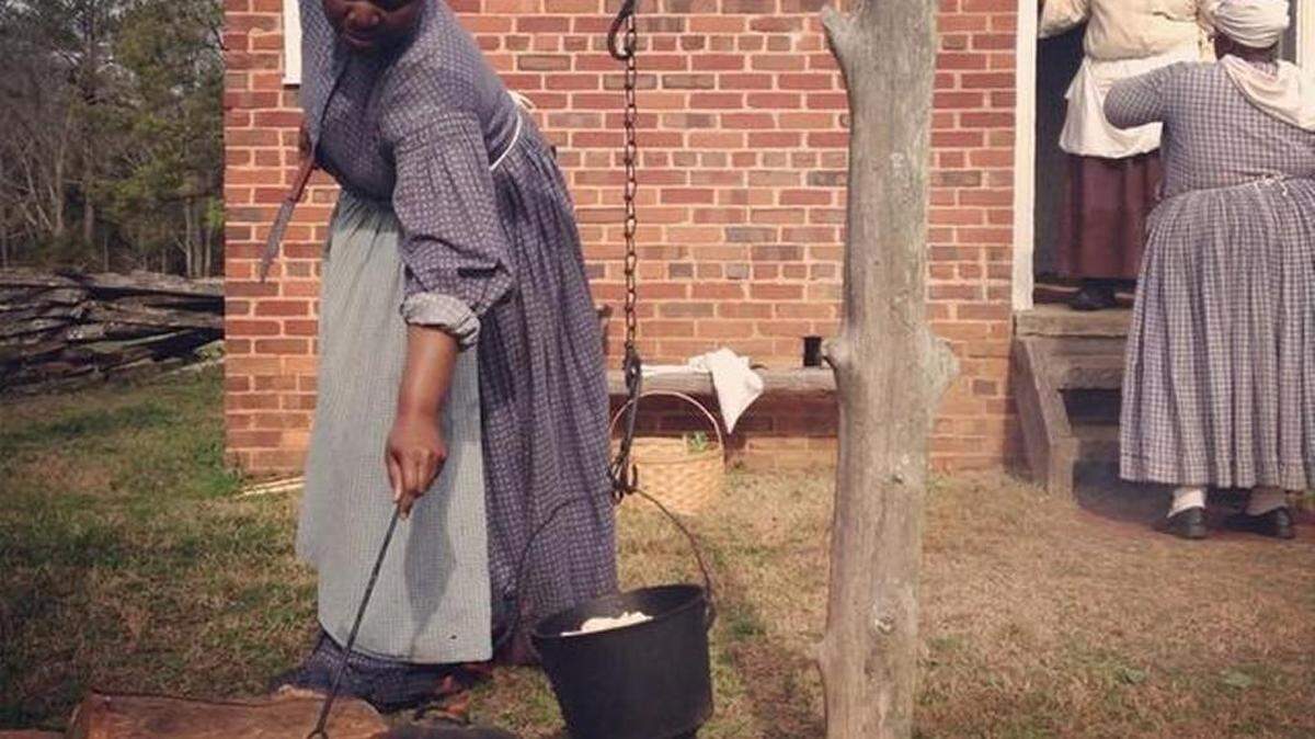 
Historical interpreters demonstrate cooking over open hearths at Brattonsille’s ‘By the Sweat of Our Brow.’
