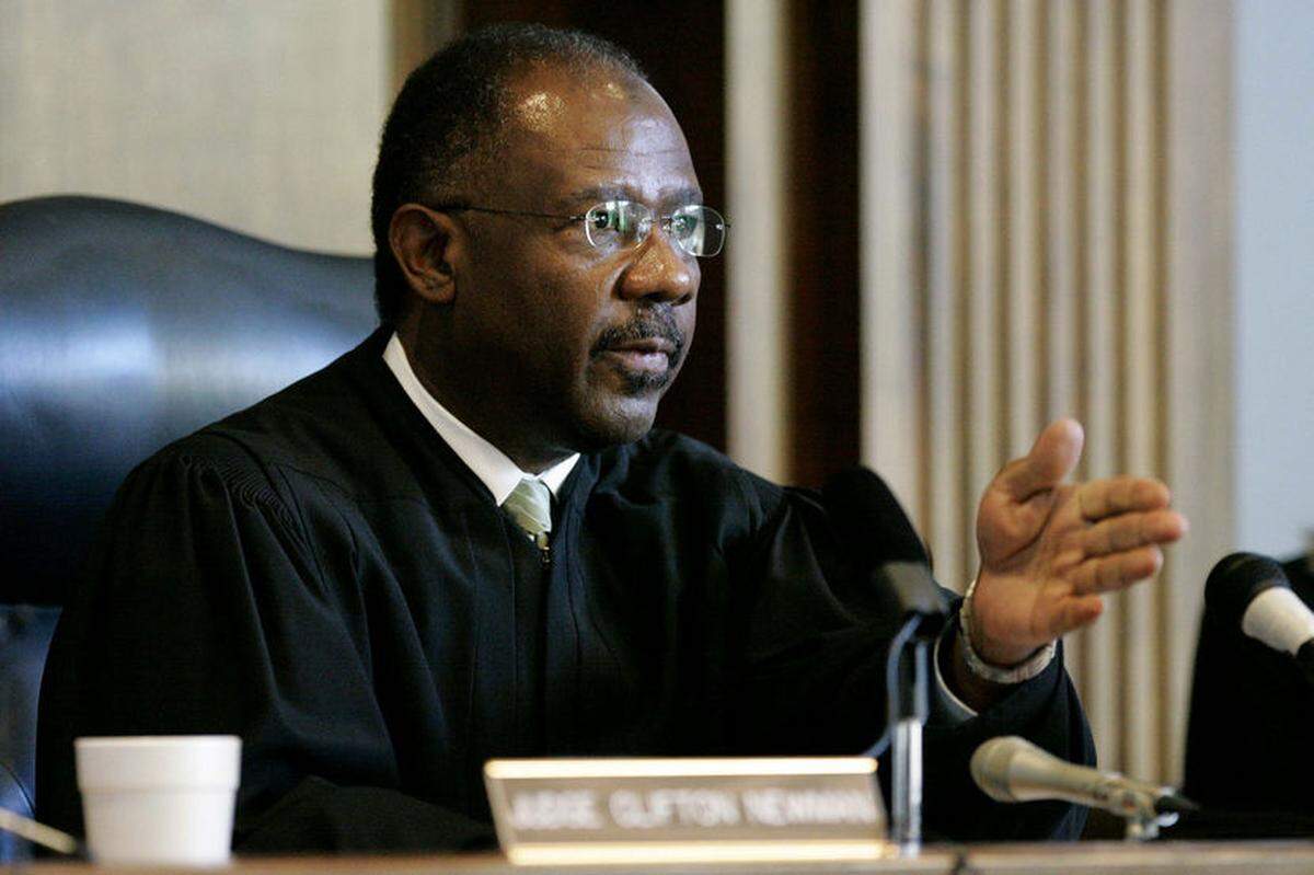 Judge Clifton Newman gestures as he address Mikal Deen Mahdi during Mahdi’s sentencing in December 2006 in St. Matthews, S.C. Newman sentenced Mahdi, a Virginia man, to death for killing an off-duty police officer.