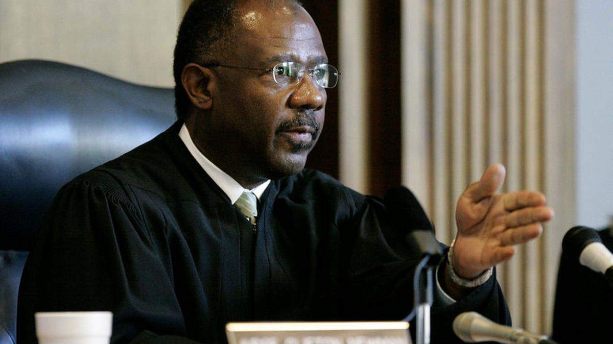 
Judge Clifton Newman gestures as he addresses Mikal Deen Mahdi during Mahdi’s sentencing in December 2006 in St. Matthews, S.C. Newman sentenced Mahdi, a Virginia man, to death for killing an off-duty police officer.
