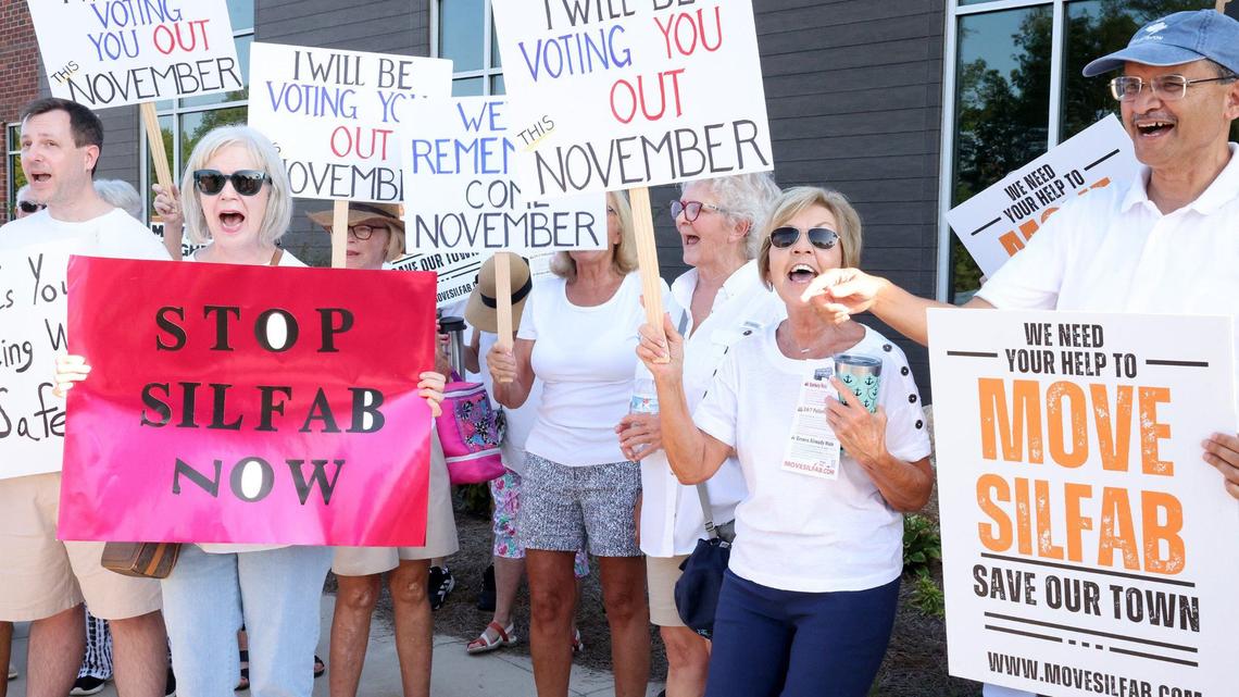 ‘Waste of time.’ Raucous Fort Mill meeting over solar panel plans leaves many unhappy