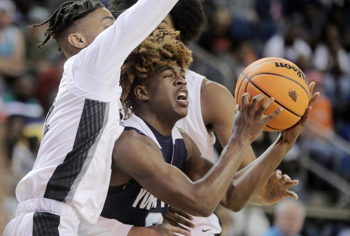 York Prep’s Kory Davis tries to pass the ball against Gray’s Jalen Jefferson, left, and Avante Parker.