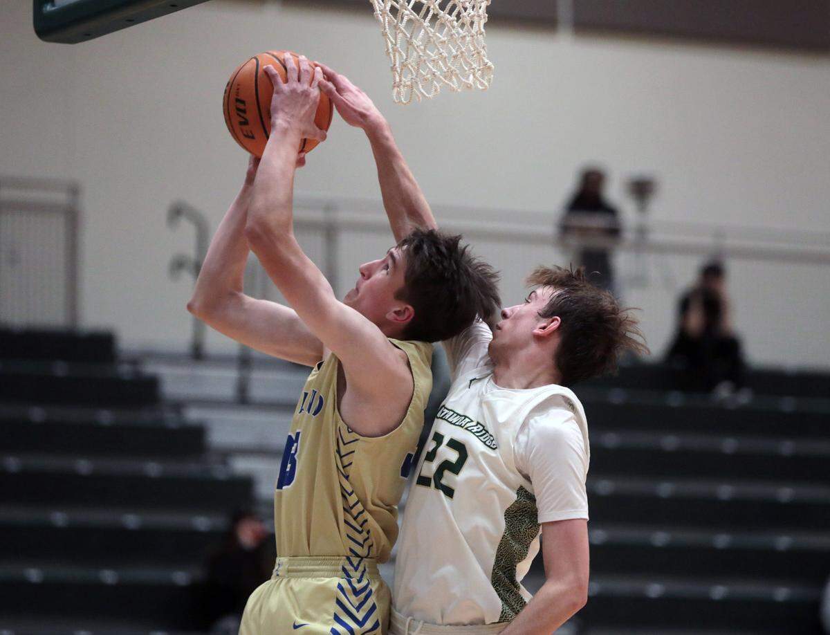 Catawba Ridge’s Grant Lovette tries to block a shot by Miles Cocoran.