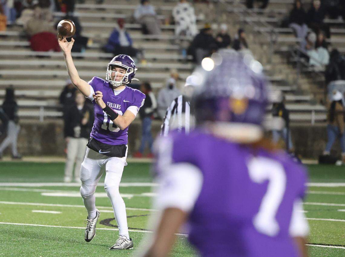 Northwestern’s Finley Polk passes the ball to Tadarrian Knox Friday in Rock Hill, S.C.