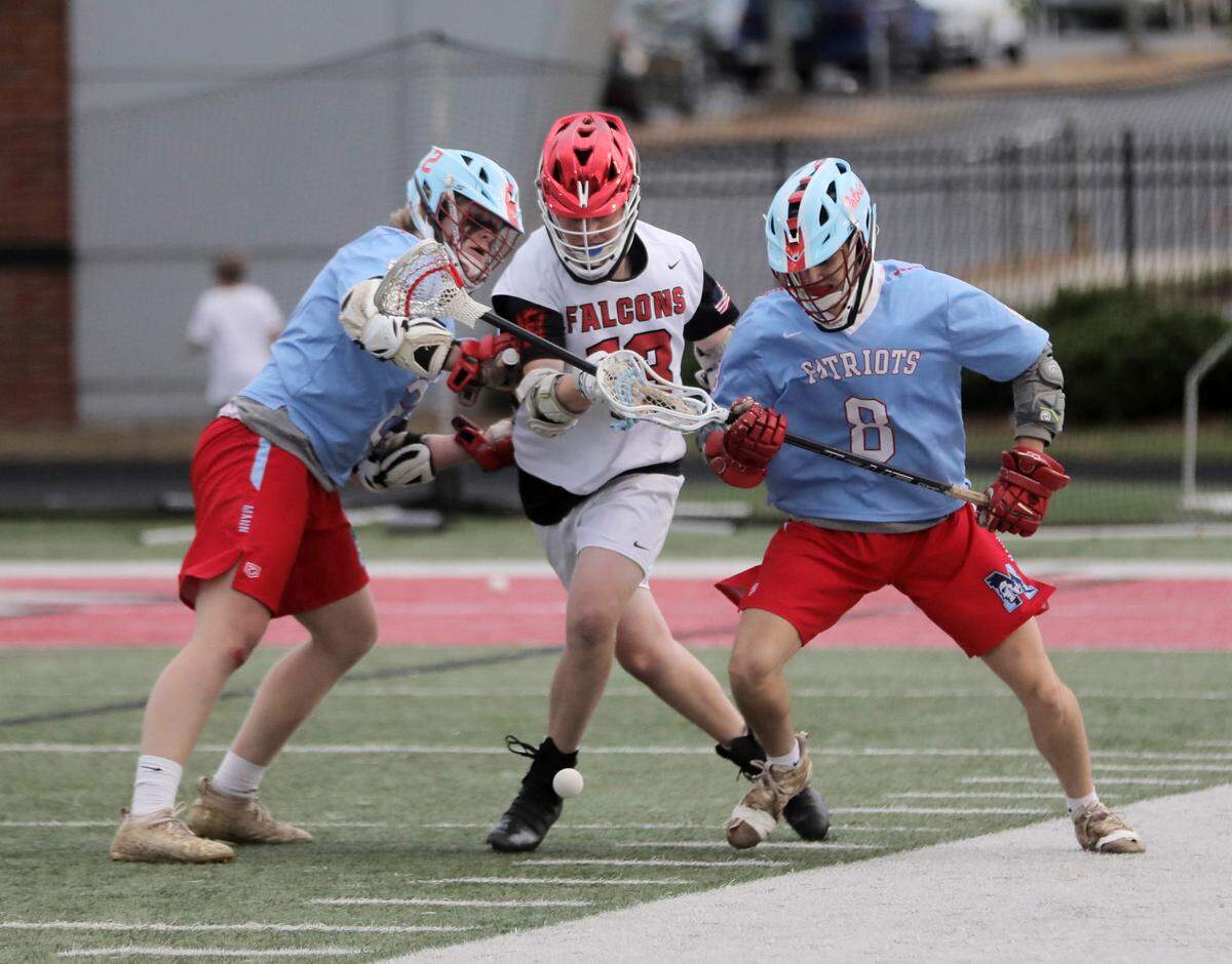 Nation Ford’s Pearson Harris, center, and J.L. Mann’s Camden Crimmons, left, and Kevin Miller fight for a loose ball in the 2022 Upper State championship game.