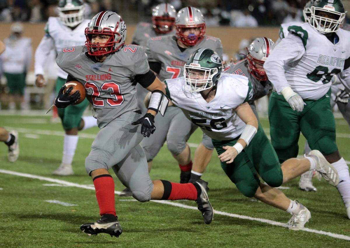 South Pointe’s Jaquan Thompson outruns Beaufort’s Christopher Starr.