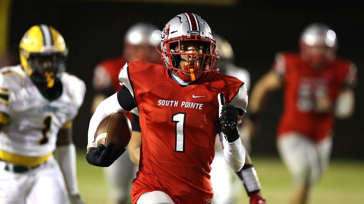 South Pointe hosted Laurens in the second round of the state playoffs November12, 2021. South Pointe’s Waymond Jenerette heads for the endzone for a touchdown in the second quarter. Andy Burriss-Special to The Herald