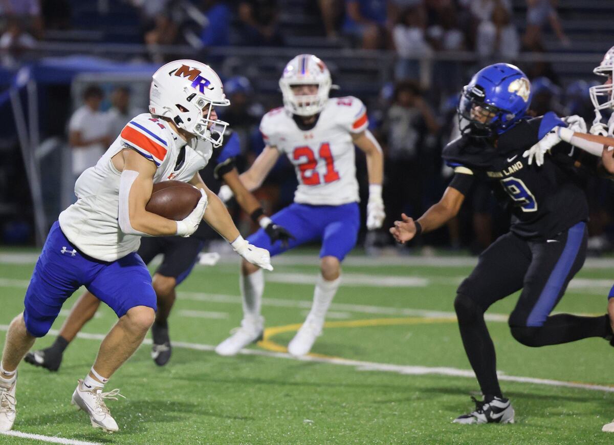 Marvin Ridge’s Hudson Murray carries the ball against Indian Land’s JaQuan Snellings (9)