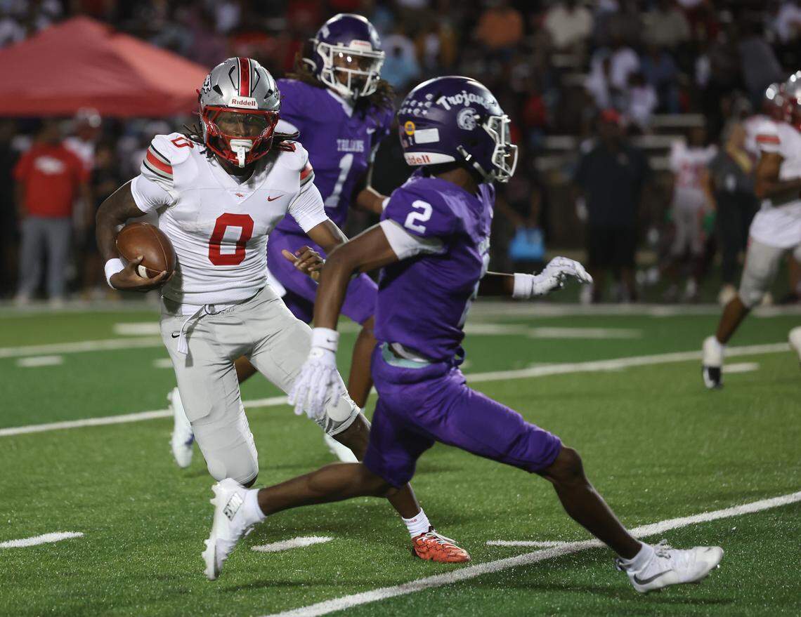 South Pointe's J'zavien Currence carries the ball at the Northwestern-South Pointe game Friday, Sept. 12, 2025 in Rock HIll, S.C.