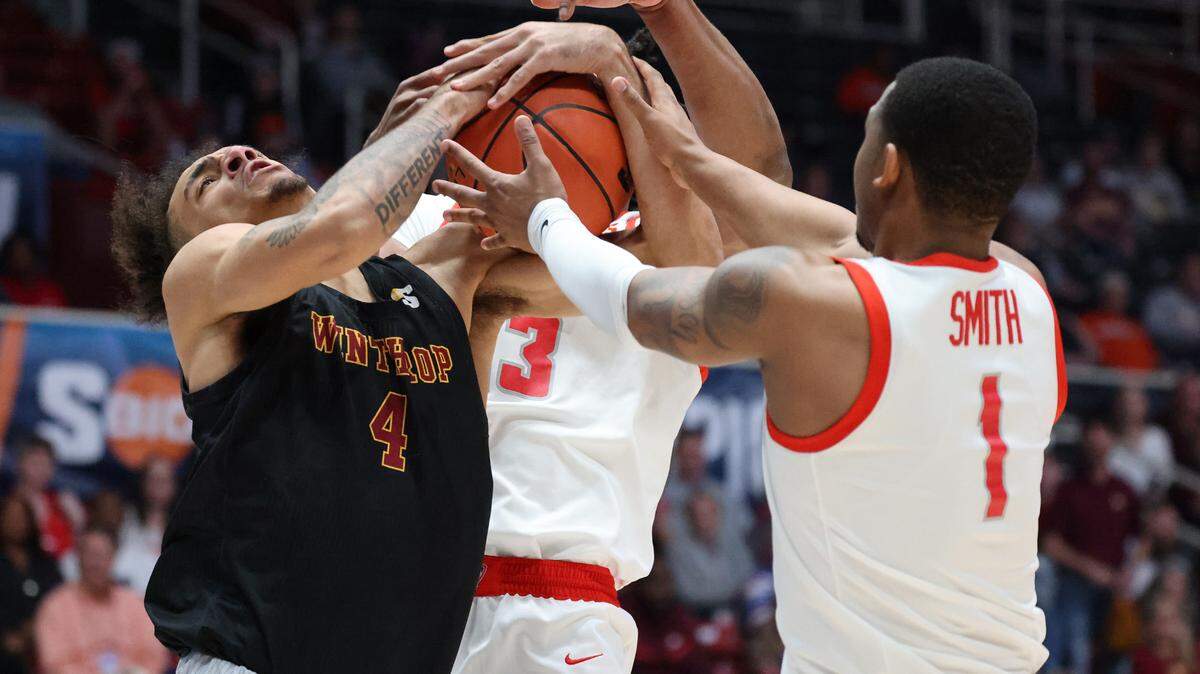 Winthrop’s Kelton Talford fights for control of the ball with Radford’s Kenyon Giles (3) and DaQuan Smith at the Big South Tournament men’s quarterfinal.