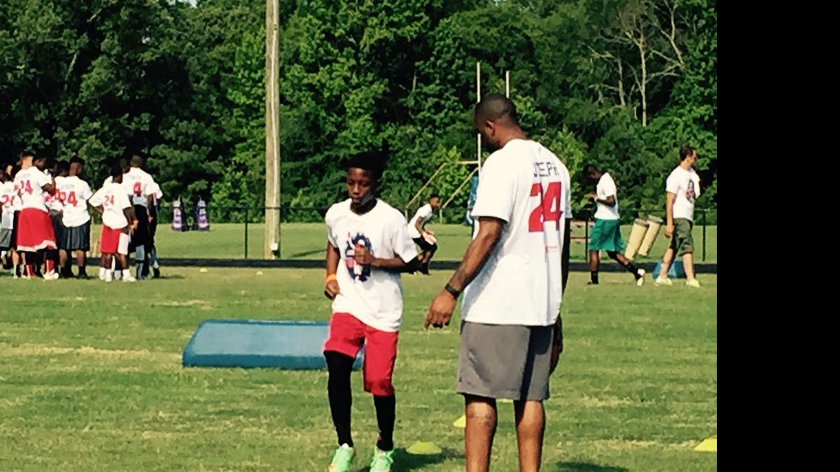 
Former Bearcat and South Carolina standout Ko Simpson works with campers.
