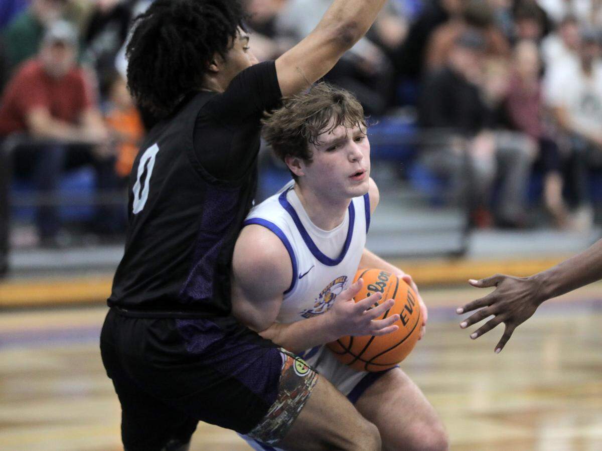 Fort Mill’s Zach Jennings heads for the basket around Ridgeview’s DaVeon Thomas.